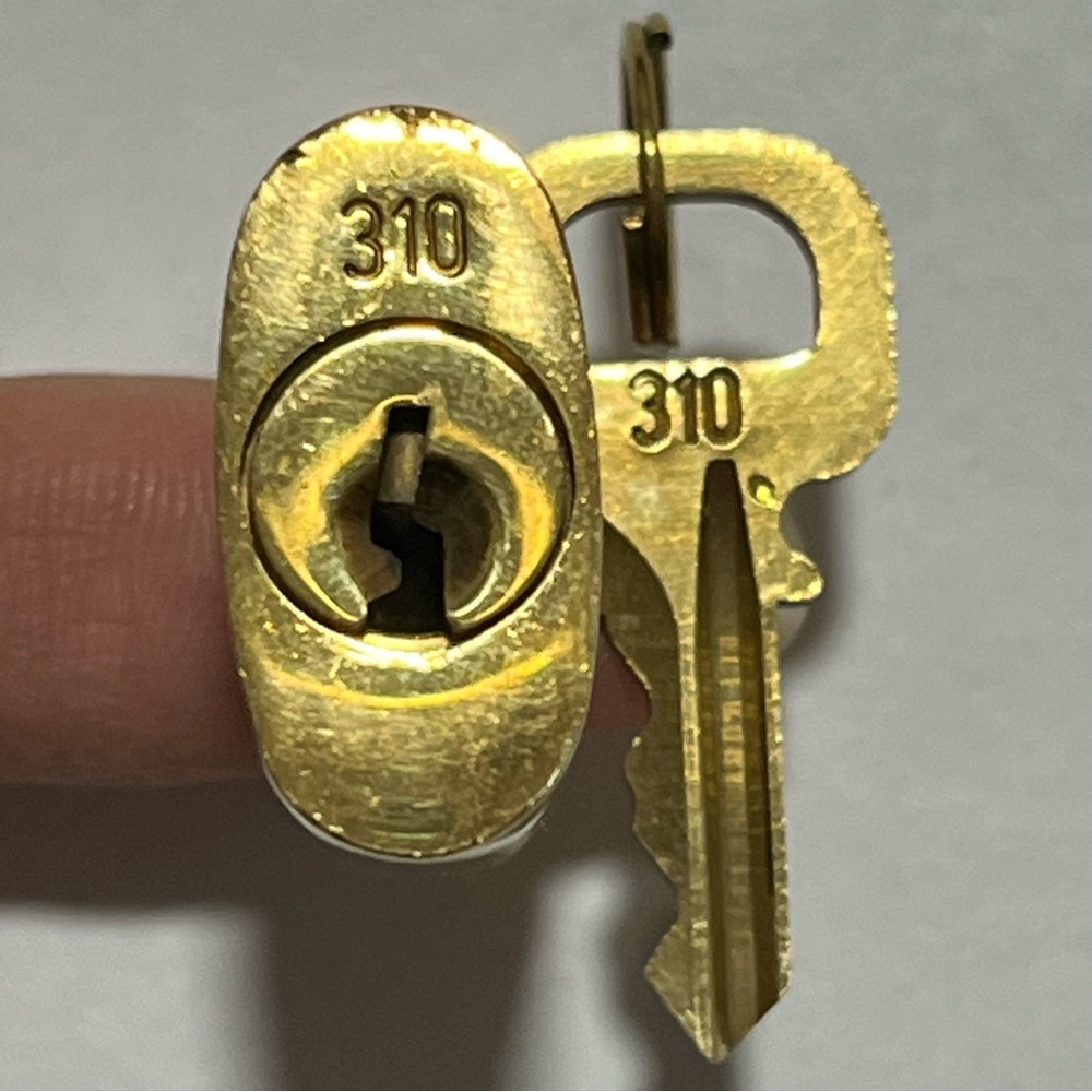 Louis Vuitton Gold Padlock 310 - Picture 6 of 6